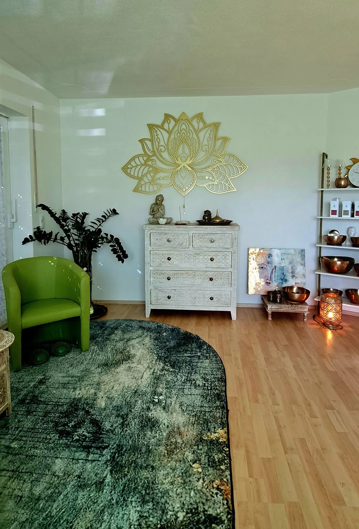 Raum mit Lotus an der Wand und Klangschalen — Mehr Lebensenergie, Steinberg am See