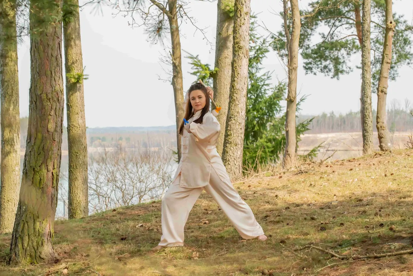 Inna Illenseer beim Qigong zwischen Bäumen — Mehr Lebensenergie